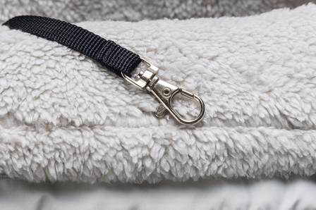 Design by Lotte Bundu hondendraagtas met veiligheidshaak voor halsband