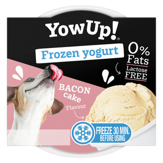 Hersluitbare cup YowUp Frozen Yoghurt hondenijs in de smaak bacon cake, een vetvrij en lactosevrij ijsje voor honden en katten