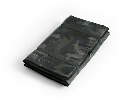 Delphin CarpMAT BANX Camo opvouwbare onthamingsmat met meetlint en 20mm dik schuim voor het veilig onthaken van vis, opgevouwen
