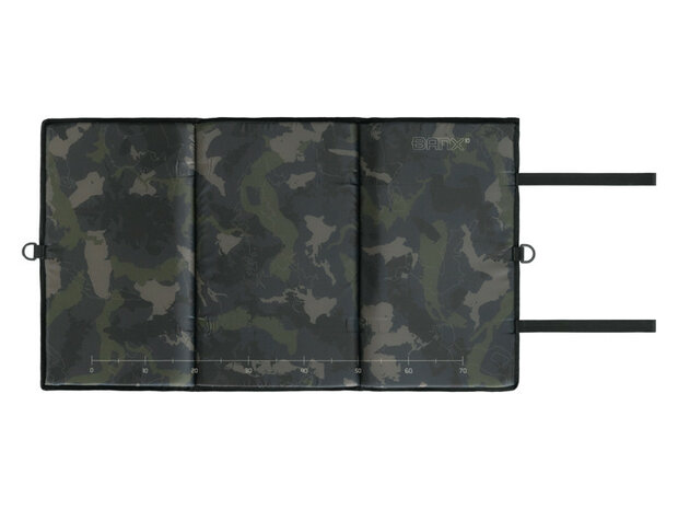 Delphin CarpMAT BANX Camo opvouwbare onthamingsmat met meetlint en 20mm dik schuim voor het veilig onthaken van vis, 90x50 cm