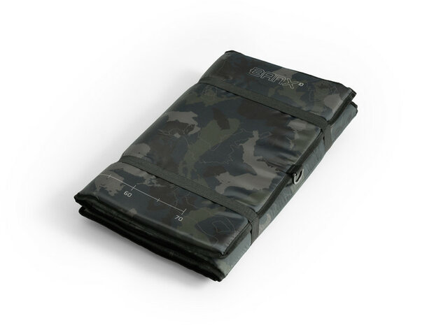 Delphin CarpMAT BANX Camo opvouwbare onthamingsmat met meetlint en 20mm dik schuim voor het veilig onthaken van vis, opgevouwen
