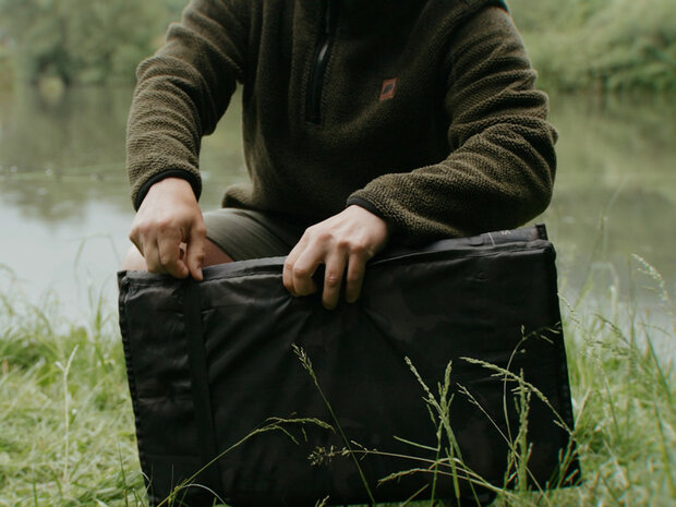 Delphin CarpMAT BANX Camo opvouwbare onthamingsmat met meetlint en 20mm dik schuim voor het veilig onthaken van vis