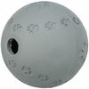 Grijze rubberen snackbal voor honden van 11 cm met pootprint reli&euml;f en vulopening voor hondensnoepjes