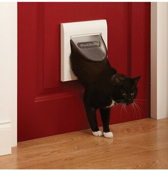 Witte Staywell kattendeur met magnetische sleutel aan de halsband en mechanische vier standen sluiting inclusief zaagmal voor b
