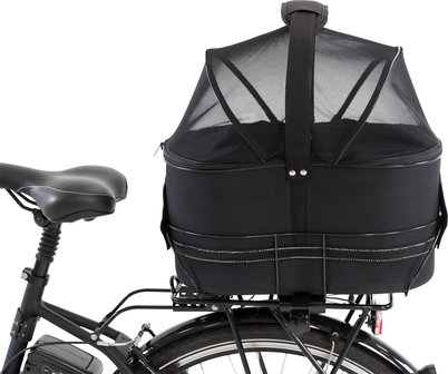 Luxe zwarte hondenfietsmand van EVA-materiaal gemonteerd op de bagagedrager van een fiets, inclusief gaas-afdekking en hondje.