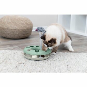 Kat speelt met Trixie Crazy Circle met speelbal en speelmuis op veer, diameter 24 cm