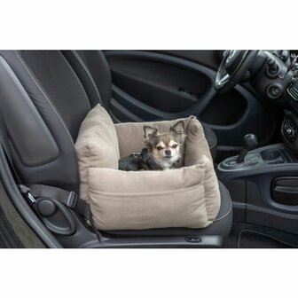 Trixie autostoel hond taupe 55x30 cm met gordelbevestiging en uitneembaar kussen sfeer foto