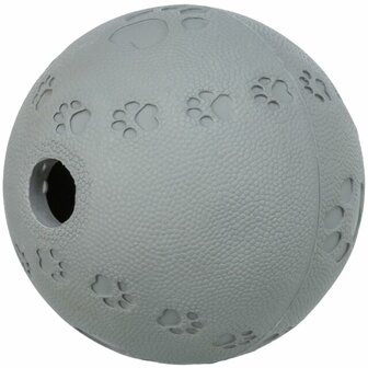 Grijze rubberen snackbal voor honden van 11 cm met pootprint reli&euml;f en vulopening voor hondensnoepjes