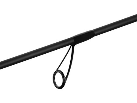 Een Delphin CROXER 2-in-1 carbonhengel met een ergonomisch EVA handvat, XEAT molenhouder en drie meegeleverde felgekleurde wiss