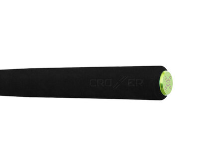 Een Delphin CROXER 2-in-1 carbonhengel met een ergonomisch EVA handvat, XEAT molenhouder en drie meegeleverde felgekleurde wiss