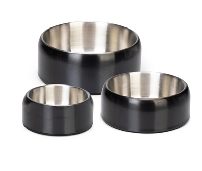 Moderne set zwarte Designed by Lotte Noar hondenvoerbak van RVS met antisliprand