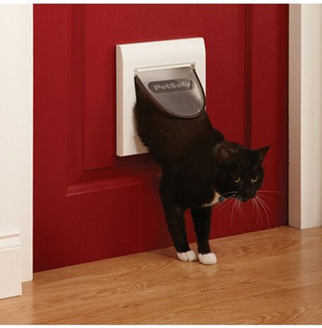 Witte Staywell kattendeur met magnetische sleutel aan de halsband en mechanische vier standen sluiting inclusief zaagmal voor b