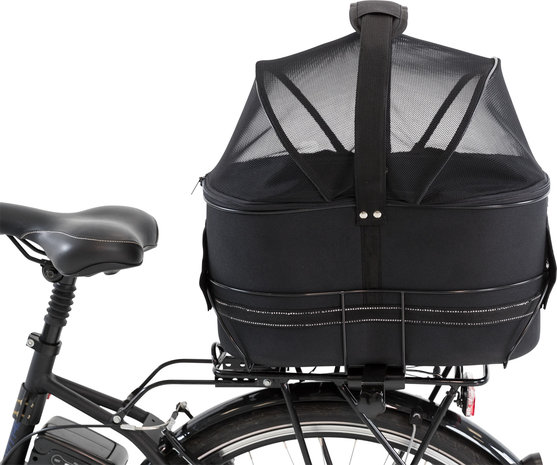 Luxe zwarte hondenfietsmand van EVA-materiaal gemonteerd op de bagagedrager van een fiets, inclusief gaas-afdekking en hondje.