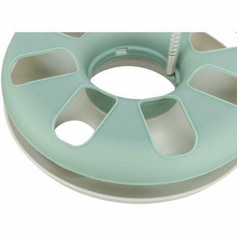 Kat speelt met Trixie Crazy Circle met speelbal en speelmuis op veer, diameter 24 cm