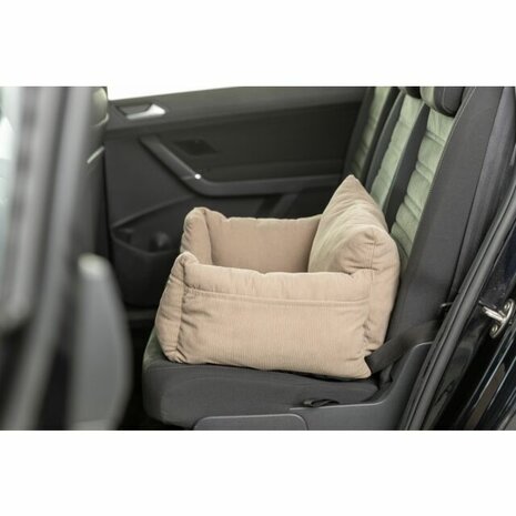 Trixie autostoel hond taupe 55x30 cm met gordelbevestiging en uitneembaar kussen in de auto