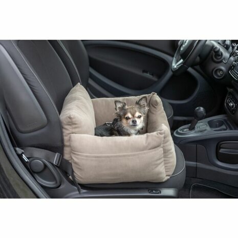 Trixie autostoel hond taupe 55x30 cm met gordelbevestiging en uitneembaar kussen sfeer foto