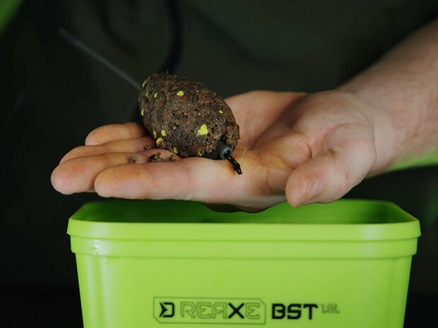 Delphin method feeder met stalen gewicht en quick release systeem