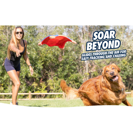 Hond speelt met Chuckit Flying Squirrel frisbee apporteren