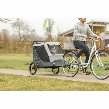 Inklapbare TRIXIE hondenfietskar XL in grijs en zwart met gaas-inzetstukken, reflectoren en een veiligheidsvlag. achter de fiet
