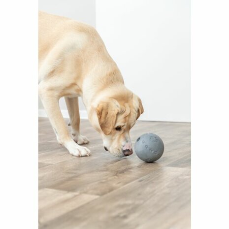 Grijze rubberen snackbal voor honden van 11 cm met pootprint reli&euml;f en vulopening voor hondensnoepjes