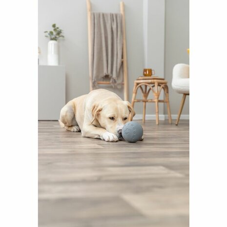 Grijze rubberen snackbal voor honden van 11 cm met pootprint reli&euml;f en vulopening voor hondensnoepjes