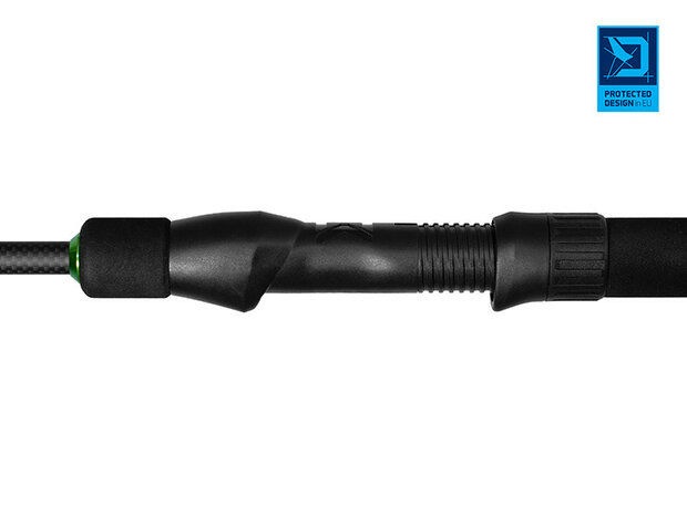 Een Delphin CROXER 2-in-1 carbonhengel met een ergonomisch EVA handvat, XEAT molenhouder en drie meegeleverde felgekleurde wiss