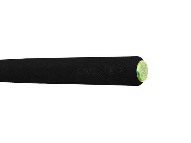 Een Delphin CROXER 2-in-1 carbonhengel met een ergonomisch EVA handvat, XEAT molenhouder en drie meegeleverde felgekleurde wiss