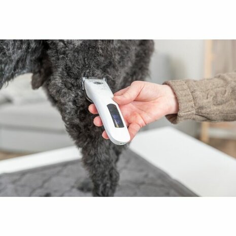Trixie Accu-Tondeuse TR1600 snoerloze hondentondeuse met digitaal display en opzetkammen bij werken van de hondenvacht