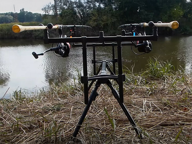 Delphin Rodpod Bronx zwarte aluminium rodpod voor 3 hengels inclusief opbergtas, aan de waterkant